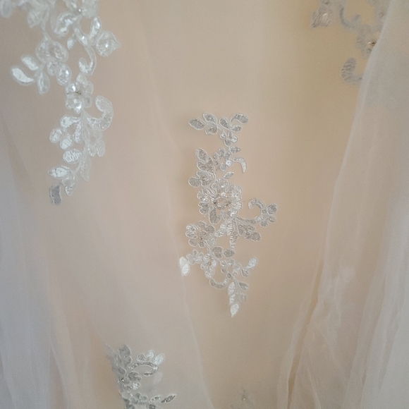 Gorgeous strapless brand-new wedding dress - Picture 6 of 7